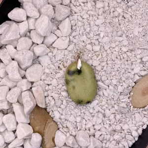 chrysoprase citron oval vert citron avec tâches vertes foncé