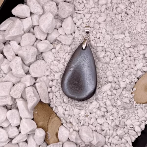 pendentif hématite forme goutte d'eau couleur argentée
