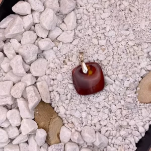 pendentif mokaïte carré rouge